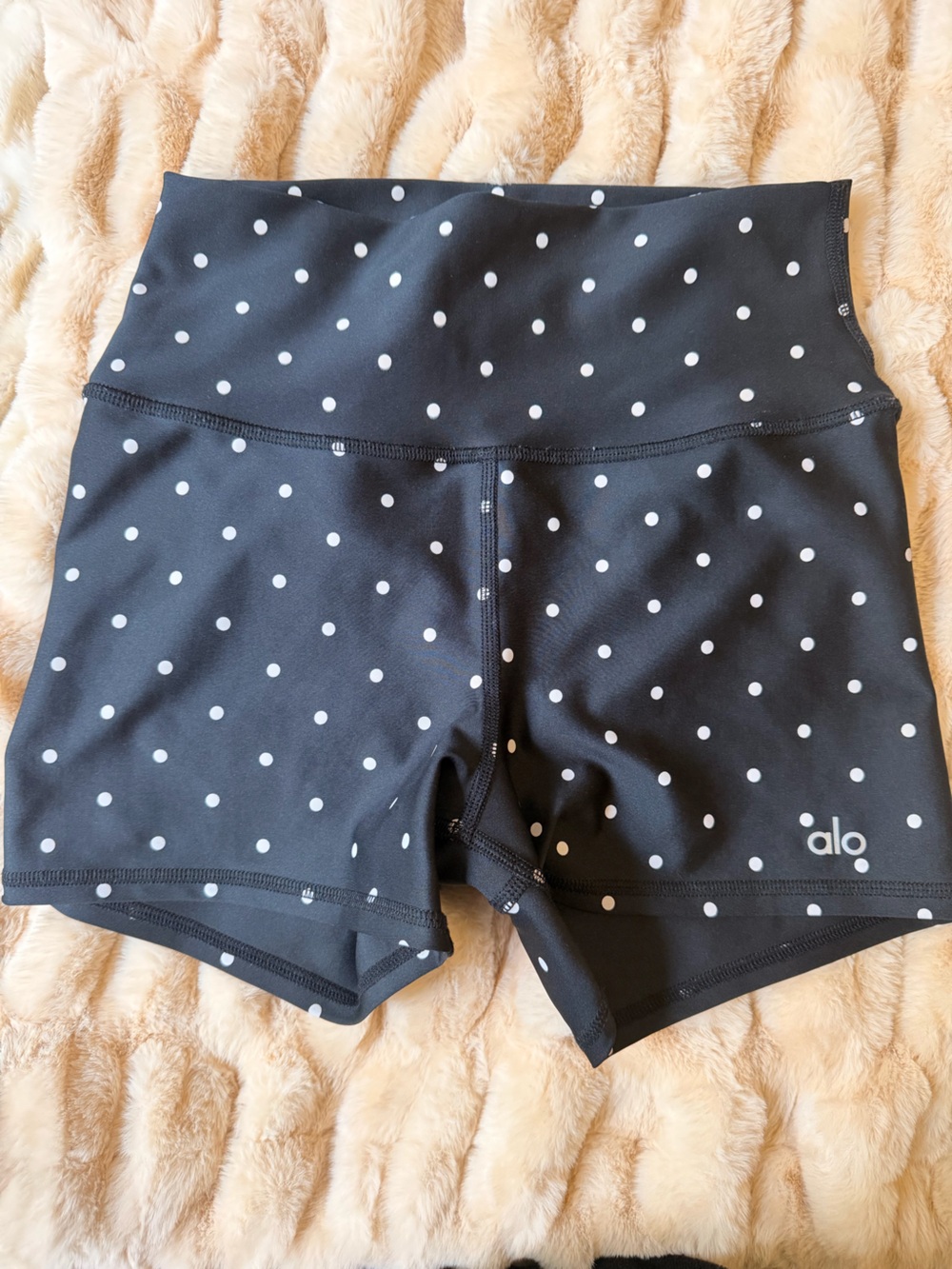 Alo Yoga Airlift High-Waist Polka Dot Short 3” - Picture 3 of 4